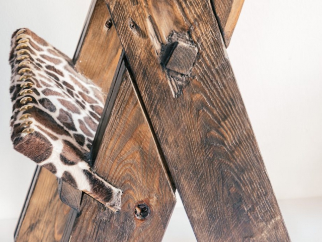 Tabouret de bar en bois brut et peau -Imprimé girafe - Détails pieds et peau