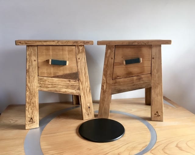 Deux tables de chevet en bois massif